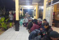 Polisi berhasil mengamankan tujuh remaja pelaku tawuran di Cidahu, Sukabumi, setelah insiden tersebut viral di media sosial. Para pelaku telah menjalani pembinaan dan membuat pernyataan untuk tidak mengulangi perbuatannya.