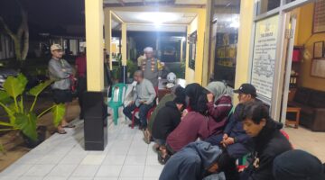 Polisi berhasil mengamankan tujuh remaja pelaku tawuran di Cidahu, Sukabumi, setelah insiden tersebut viral di media sosial. Para pelaku telah menjalani pembinaan dan membuat pernyataan untuk tidak mengulangi perbuatannya.