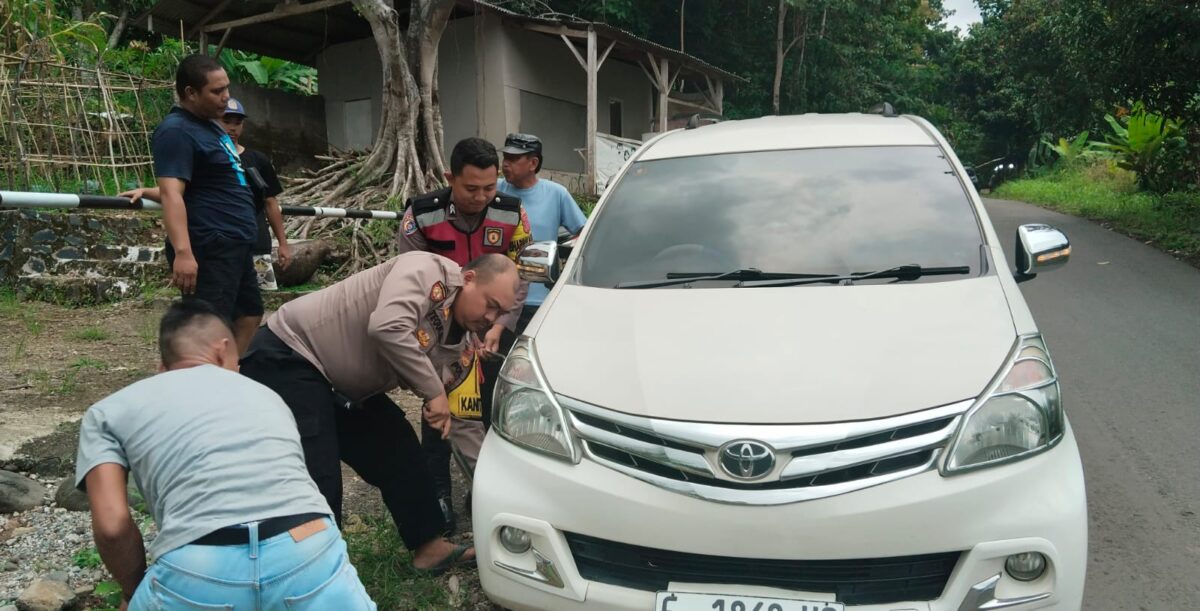 Meski tengah berpuasa, anggota Polsek Cikakak tetap sigap membantu warga. Dengan penuh keikhlasan, mereka menolong seorang pengendara yang mengalami kendala ban bocor di depan Mapolsek Cikakak. Dedikasi tanpa batas untuk pelayanan masyarakat!