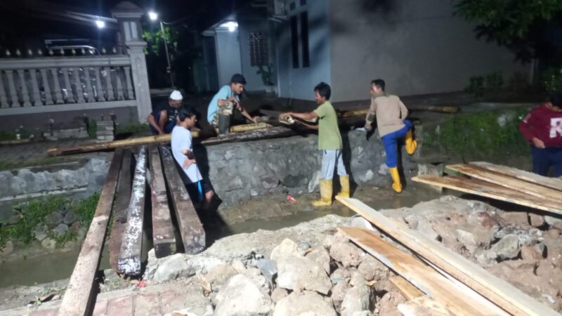 Semangat gotong royong warga RW 21 Kampung Cipatuguran tak luntur meski diterpa bencana. Bersama Ketua RW, mereka bahu-membahu memperbaiki jembatan dan gorong-gorong yang rusak akibat banjir.