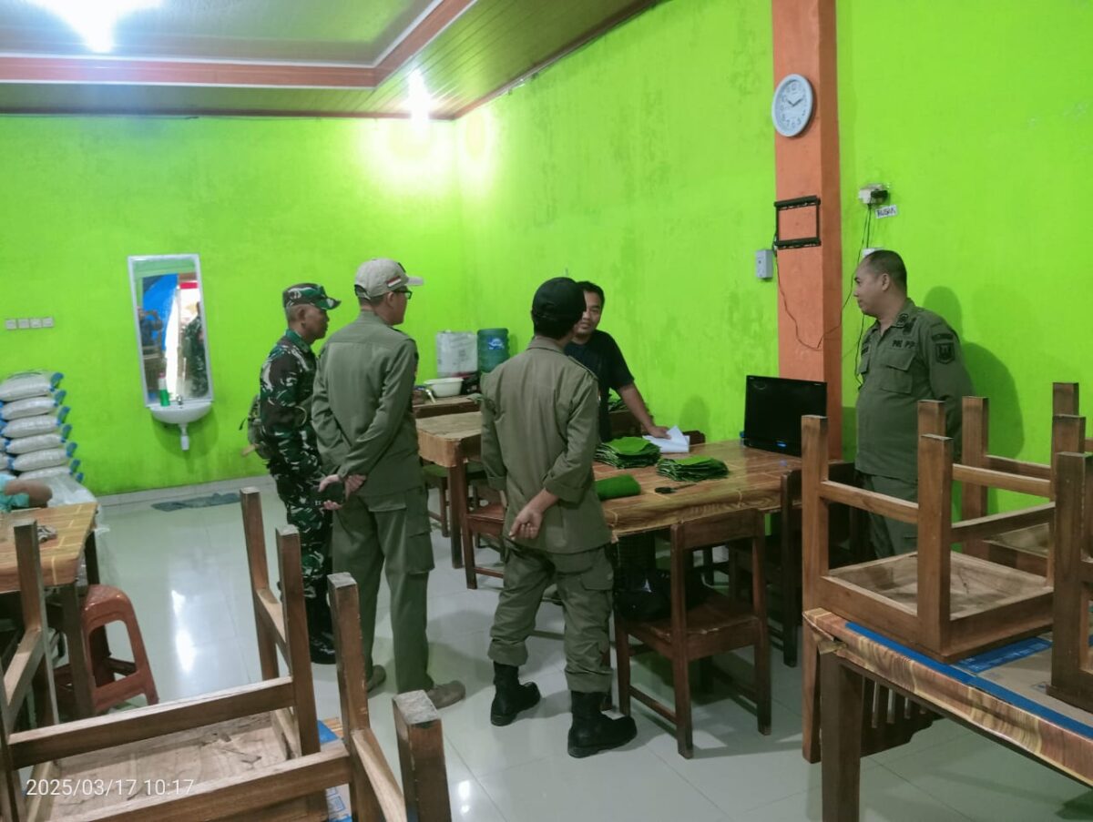 Kasi Trantib bersama Satpol PP Kecamatan Palabuhanratu, Kasi Trantib Kelurahan, dan Babinsa melaksanakan Patroli Ramadhan untuk memastikan lingkungan yang aman dan kondusif. Kegiatan ini juga menindaklanjuti aduan masyarakat terkait warung makan yang buka di siang hari serta penertiban anak jalanan.