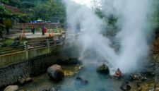 Pengelola Objek Wisata Geyser Cisolok bersiap menyambut lonjakan wisatawan di libur panjang Idul Fitri 1446 H. Berbagai persiapan dilakukan, mulai dari pemeliharaan fasilitas hingga mitigasi bencana demi kenyamanan dan keamanan pengunjung.