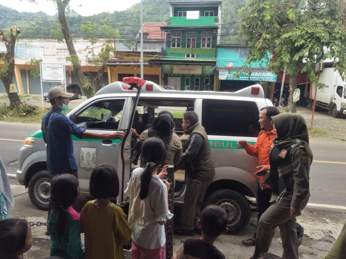 Seorang lansia terlantar di samping Masjid Jami Al-Ikhlas, Kampung Batusapi, akhirnya dievakuasi oleh pihak Kecamatan Palabuhanratu dan Dinas Sosial Kabupaten Sukabumi.