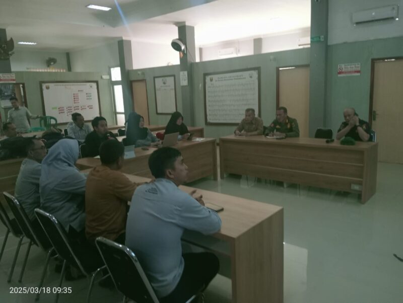 Pemerintah Kecamatan Palabuhanratu menggelar Rapat Evaluasi Penggunaan Dana Desa 2025 untuk memastikan pengelolaan dana desa lebih transparan, akuntabel, dan tepat sasaran.