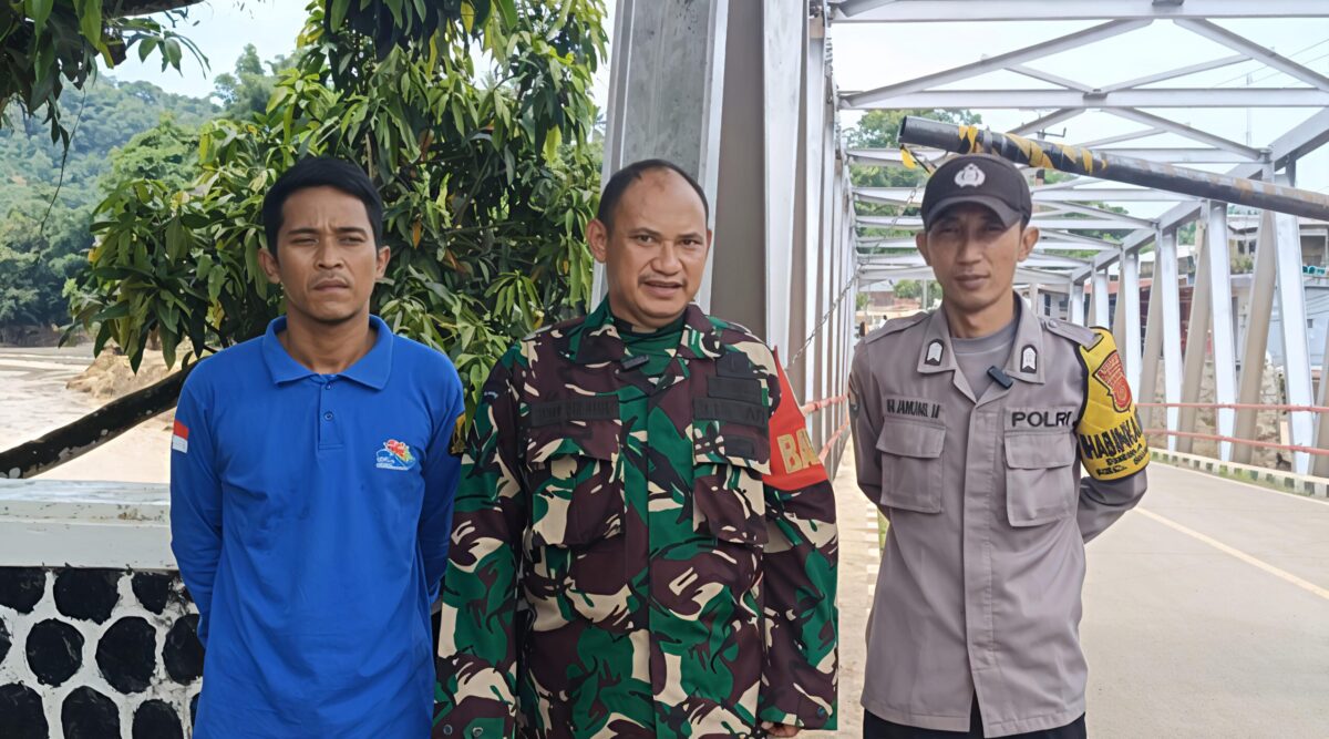 Aparat keamanan turun tangan menindak tegas pungli di Jembatan Bojong Kopo! Masyarakat diimbau untuk segera melaporkan jika menemukan tindakan serupa. Keselamatan bersama adalah prioritas utama!