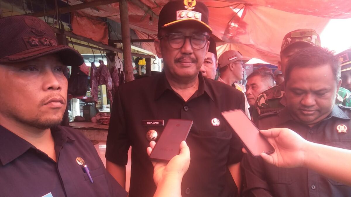 Bupati Sukabumi temukan dugaan kecurangan volume minyak goreng dalam sidak ke Pasar Semi Modern Palabuhanratu. Kemasan botol yang seharusnya berisi 1 liter ternyata hanya 800 mililiter