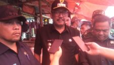 Bupati Sukabumi temukan dugaan kecurangan volume minyak goreng dalam sidak ke Pasar Semi Modern Palabuhanratu. Kemasan botol yang seharusnya berisi 1 liter ternyata hanya 800 mililiter