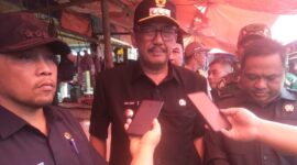 Bupati Sukabumi temukan dugaan kecurangan volume minyak goreng dalam sidak ke Pasar Semi Modern Palabuhanratu. Kemasan botol yang seharusnya berisi 1 liter ternyata hanya 800 mililiter