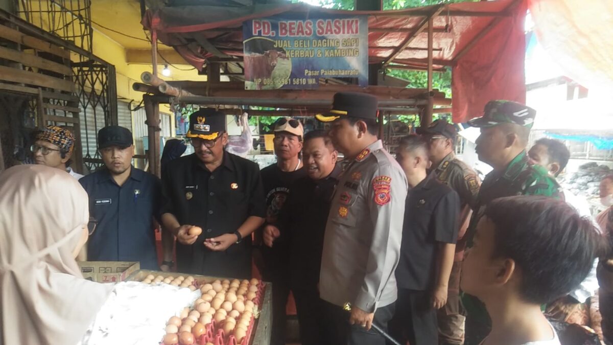 Sidak Forkopimda Sukabumi di Pasar Semi Modern Palabuhanratu mengungkap temuan mengejutkan: kemasan Minyak Kita berlabel 1 liter ternyata hanya berisi 800 mililiter. Kapolres Sukabumi, AKBP Samian,