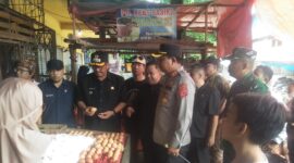 Sidak Forkopimda Sukabumi di Pasar Semi Modern Palabuhanratu mengungkap temuan mengejutkan: kemasan Minyak Kita berlabel 1 liter ternyata hanya berisi 800 mililiter. Kapolres Sukabumi, AKBP Samian,