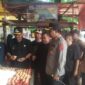 Sidak Forkopimda Sukabumi di Pasar Semi Modern Palabuhanratu mengungkap temuan mengejutkan: kemasan Minyak Kita berlabel 1 liter ternyata hanya berisi 800 mililiter. Kapolres Sukabumi, AKBP Samian,
