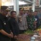 Ketua DPRD Kabupaten Sukabumi, Budi Azhar Mutawali, menginstruksikan tindakan tegas terkait temuan Minyak Kita yang isinya tidak sesuai dan dijual di atas harga eceran tertinggi. 