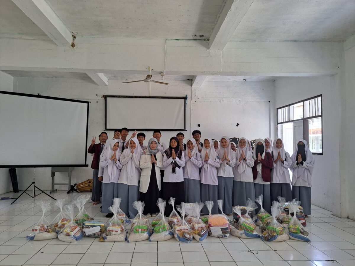 Kepedulian tanpa batas! MAN 2 Sukabumi menyalurkan bantuan untuk para siswa yang terdampak banjir dalam rangkaian kegiatan .