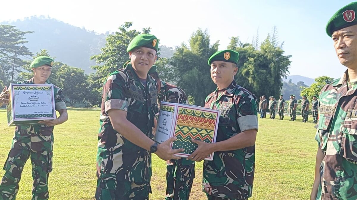 Kebersamaan dan kepedulian terpancar dalam momen pembagian Bingkisan Lebaran oleh Dandim 0622/Kab. Sukabumi. Semangat dan kebahagiaan prajurit semakin terasa di bulan suci Ramadan. Semoga keberkahan selalu menyertai!