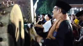 Bupati Sukabumi H. Asep Japar bersama Forkopimda memeriahkan Gema Takbir Sukabumi Mubarakah 1446 H/2025 M dengan pemukulan bedug serentak di Alun-alun Palabuhanratu.