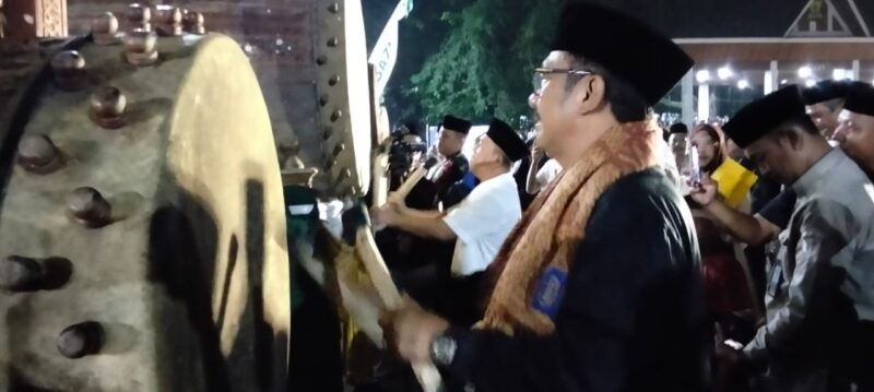 Bupati Sukabumi H. Asep Japar bersama Forkopimda memeriahkan Gema Takbir Sukabumi Mubarakah 1446 H/2025 M dengan pemukulan bedug serentak di Alun-alun Palabuhanratu.