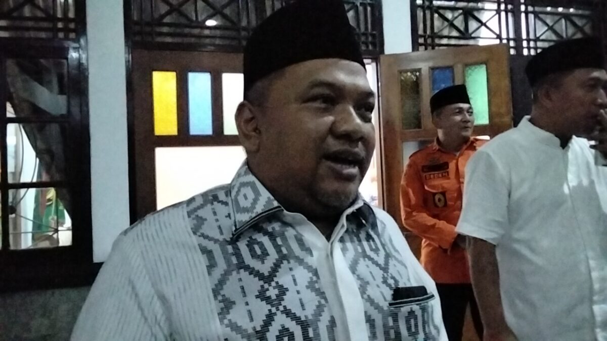 Ketua DPRD Kabupaten Sukabumi, Budi Azhar, mendampingi Bupati H Asep Japar dalam pembukaan Gema Takbir Sukabumi Mubarakah 1446 H/2025 M.