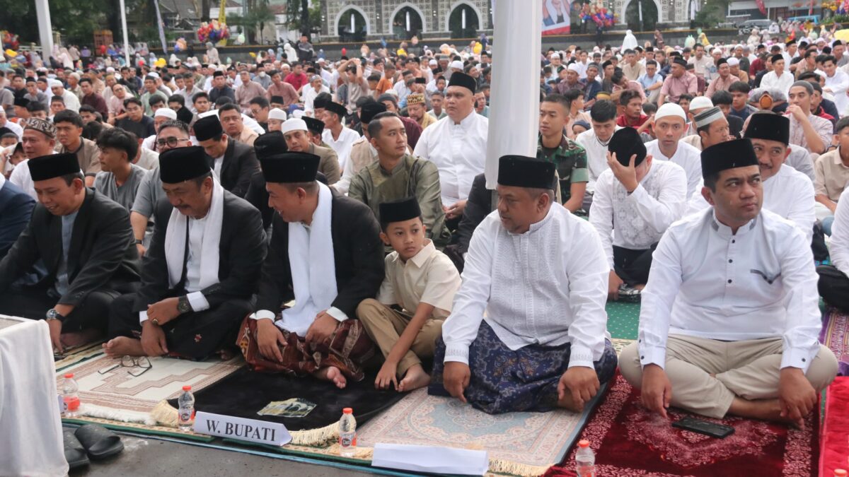 Meski sempat diguyur hujan, semangat jamaah Masjid Agung Palabuhanratu tetap tinggi dalam melaksanakan Sholat Idulfitri 1446 H. Bupati Sukabumi, H. Asep Japar, beserta Forkopimda turut hadir dalam suasana khidmat ini.