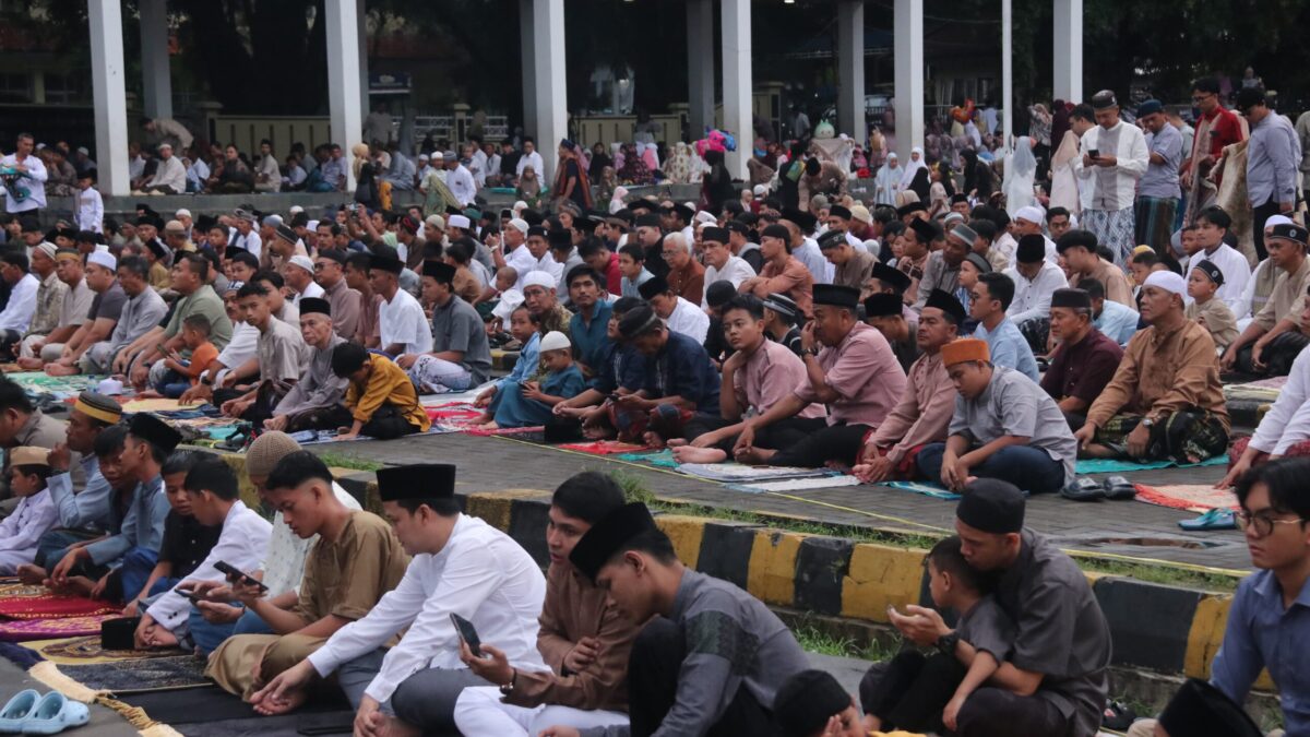 Meski sempat diguyur hujan, semangat jamaah Masjid Agung Palabuhanratu tetap tinggi dalam melaksanakan Sholat Idulfitri 1446 H. Bupati Sukabumi, H. Asep Japar, beserta Forkopimda turut hadir dalam suasana khidmat ini.
