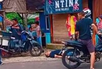 Kecelakaan tragis terjadi di Jalan Raya Desa Buniwangi siang tadi. Seorang pejalan kaki meninggal dunia setelah ditabrak sepeda motor yang melaju kencang. Kedua korban langsung dilarikan ke RSUD Palabuhanratu.