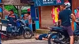 Kecelakaan tragis terjadi di Jalan Raya Desa Buniwangi siang tadi. Seorang pejalan kaki meninggal dunia setelah ditabrak sepeda motor yang melaju kencang. Kedua korban langsung dilarikan ke RSUD Palabuhanratu.