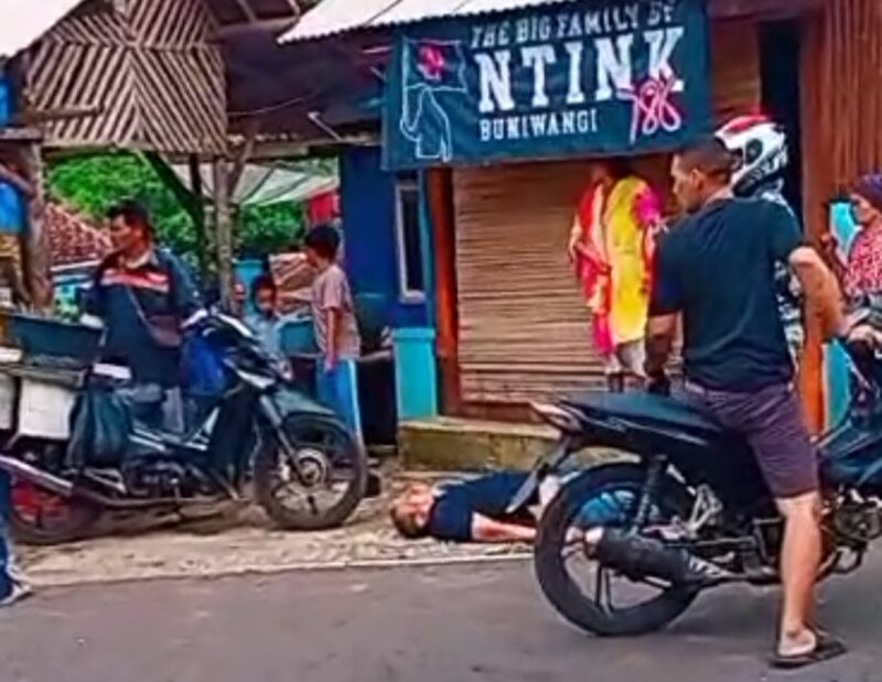 Kecelakaan tragis terjadi di Jalan Raya Desa Buniwangi siang tadi. Seorang pejalan kaki meninggal dunia setelah ditabrak sepeda motor yang melaju kencang. Kedua korban langsung dilarikan ke RSUD Palabuhanratu.