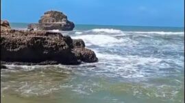 Keindahan tersembunyi di selatan Sukabumi Pantai Selokan, dengan pasir putih dan ombak yang menenangkan, siap menjadi destinasi favorit baru bagi para pencinta alam.