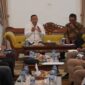 Bupati Sukabumi H. Asep Japar menerima kunjungan Sekretaris Kementerian Koperasi RI, Ahmad Zabadi, dalam rangka pembahasan program nasional Koperasi Desa Merah Putih.
