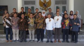 Bupati Sukabumi H. Asep Japar menerima kunjungan Sekretaris Kementerian Koperasi RI, Ahmad Zabadi, dalam rangka pembahasan program nasional Koperasi Desa Merah Putih.