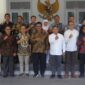 Bupati Sukabumi H. Asep Japar menerima kunjungan Sekretaris Kementerian Koperasi RI, Ahmad Zabadi, dalam rangka pembahasan program nasional Koperasi Desa Merah Putih.