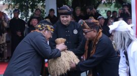 Merajut harmoni dan melestarikan tradisi, Budaya Rakyat 2025 menjadi momen bersejarah dalam pisah sambut Bupati dan Wakil Bupati Sukabumi. Sebuah perayaan kolaboratif yang menggabungkan kearifan lokal dan semangat generasi muda, sekaligus simbol transisi kepemimpinan dari H. Marwan Hamami kepada H. Asep Japar.