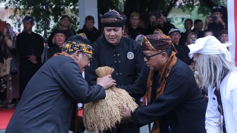 Merajut harmoni dan melestarikan tradisi, Budaya Rakyat 2025 menjadi momen bersejarah dalam pisah sambut Bupati dan Wakil Bupati Sukabumi. Sebuah perayaan kolaboratif yang menggabungkan kearifan lokal dan semangat generasi muda, sekaligus simbol transisi kepemimpinan dari H. Marwan Hamami kepada H. Asep Japar.