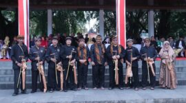 Ketua DPRD Kabupaten Sukabumi, Budi Azhar Mutawali, menyampaikan apresiasi atas dedikasi H. Marwan Hamami selama dua periode kepemimpinan. Momentum perpisahan turut diwarnai dengan penyerahan cenderamata dan penggalangan dana untuk warga terdampak bencana.
