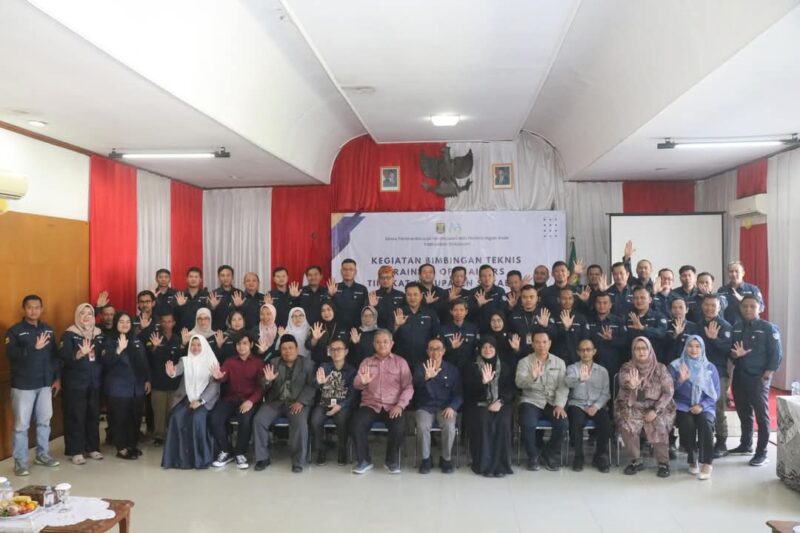 Sekda Sukabumi, Ade Suryaman, membuka kegiatan Bimtek TOT Pendampingan Kasus Kekerasan, Eksploitasi, dan Diskriminasi terhadap Perempuan dan Anak di Pendopo Sukabumi.