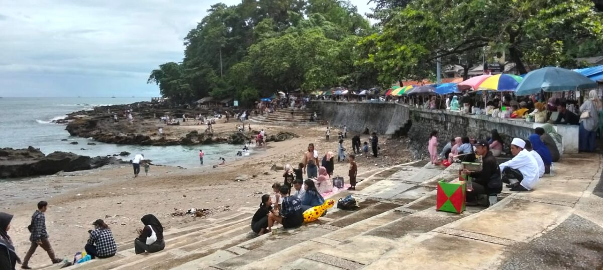 Suasana liburan Lebaran di Palabuhanratu dan Cisolok semakin ramai! Destinasi wisata pantai dan pemandian air panas ini kembali menjadi pilihan utama wisatawan dari berbagai daerah.