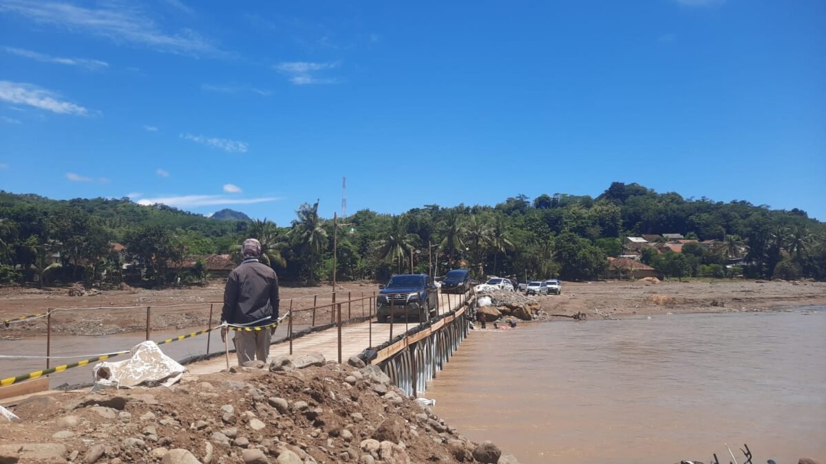 Kemacetan panjang terjadi di Jembatan Goyang Alternatif Bojong Kopo akibat lonjakan volume kendaraan pada hari ketiga Lebaran. Dishub bersama aparat gabungan menerapkan sistem buka-tutup untuk mengurai antrean kendaraan.