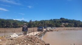 Kemacetan panjang terjadi di Jembatan Goyang Alternatif Bojong Kopo akibat lonjakan volume kendaraan pada hari ketiga Lebaran. Dishub bersama aparat gabungan menerapkan sistem buka-tutup untuk mengurai antrean kendaraan.