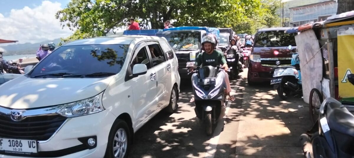 Hari ketiga Lebaran, kemacetan terjadi di Citepus akibat lonjakan wisatawan menuju kawasan pantai. Dishub bersama aparat gabungan terus berupaya mengatur arus lalu lintas agar tetap lancar.