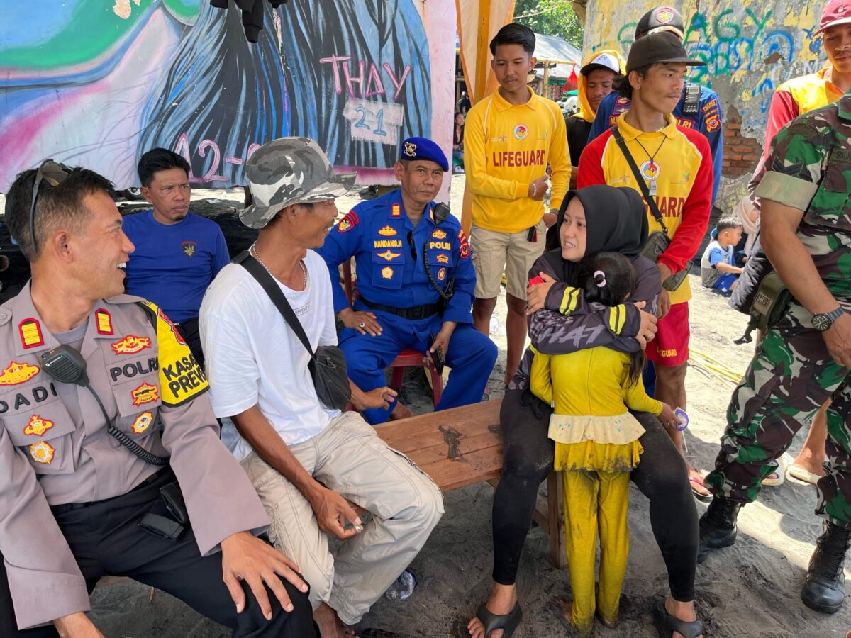 Kesigapan petugas Sat Polairud Polres Sukabumi berhasil mempertemukan seorang anak yang terpisah dari orang tuanya di Pantai Karang Hawu. Berkat koordinasi cepat, anak tersebut kembali ke pelukan ibunya dalam keadaan selamat.
