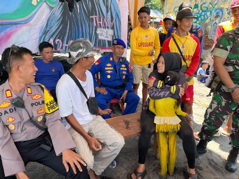 Kesigapan petugas Sat Polairud Polres Sukabumi berhasil mempertemukan seorang anak yang terpisah dari orang tuanya di Pantai Karang Hawu. Berkat koordinasi cepat, anak tersebut kembali ke pelukan ibunya dalam keadaan selamat.