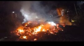Tragedi kebakaran melanda sebuah rumah panggung di Desa Caringinnunggal, Kecamatan Waluran, Sukabumi. Seorang lansia berusia 80 tahun meninggal dunia setelah terjebak di dalam rumah saat api melalap bangunan pada Jumat malam.