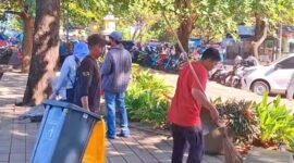 Libur Lebaran bukan halangan bagi petugas kebersihan Disperkim Kabupaten Sukabumi untuk terus menjaga kebersihan RTH Pantai Citepus