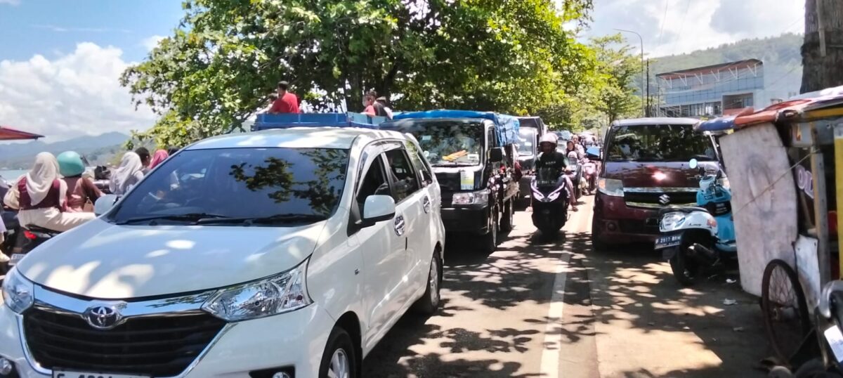 Lonjakan kendaraan hingga 16 ribu unit masuk ke Sukabumi jelang akhir pekan libur panjang. Satlantas Polres Sukabumi siaga penuh dengan rekayasa lalu lintas dan sistem satu arah demi menjaga kelancaran arus menuju destinasi wisata favorit seperti Palabuhanratu dan Cisolok.