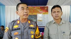Situasi arus balik dan kunjungan wisata di Cikakak pada puncak liburan terpantau ramai namun tetap kondusif. Kapolsek Cikakak AKP H. Dudung A.