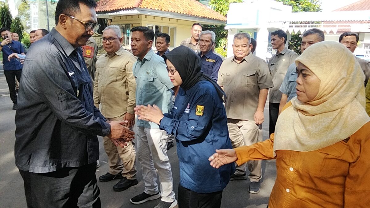 Kepala Dinas Pertanian Kabupaten Sukabumi menghadiri apel pagi dan halal bihalal bersama Bupati Sukabumi, H. Asep Japar, di halaman Sekretariat Daerah.