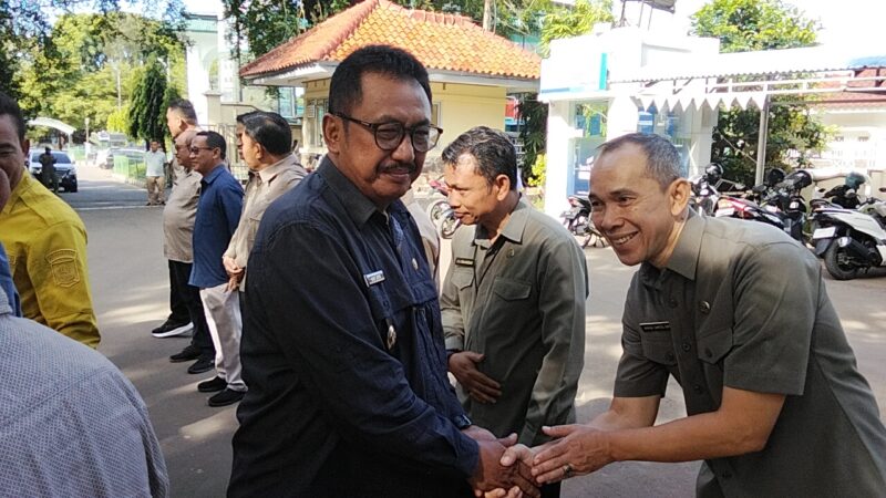 Bupati Sukabumi, H. Asep Japar, menegaskan komitmennya membela kepentingan masyarakat terkait polemik tambang emas di Desa Cihaur. Ia menyatakan siap bertindak tegas, bahkan mencabut izin perusahaan yang merusak lingkungan dan merugikan warga.