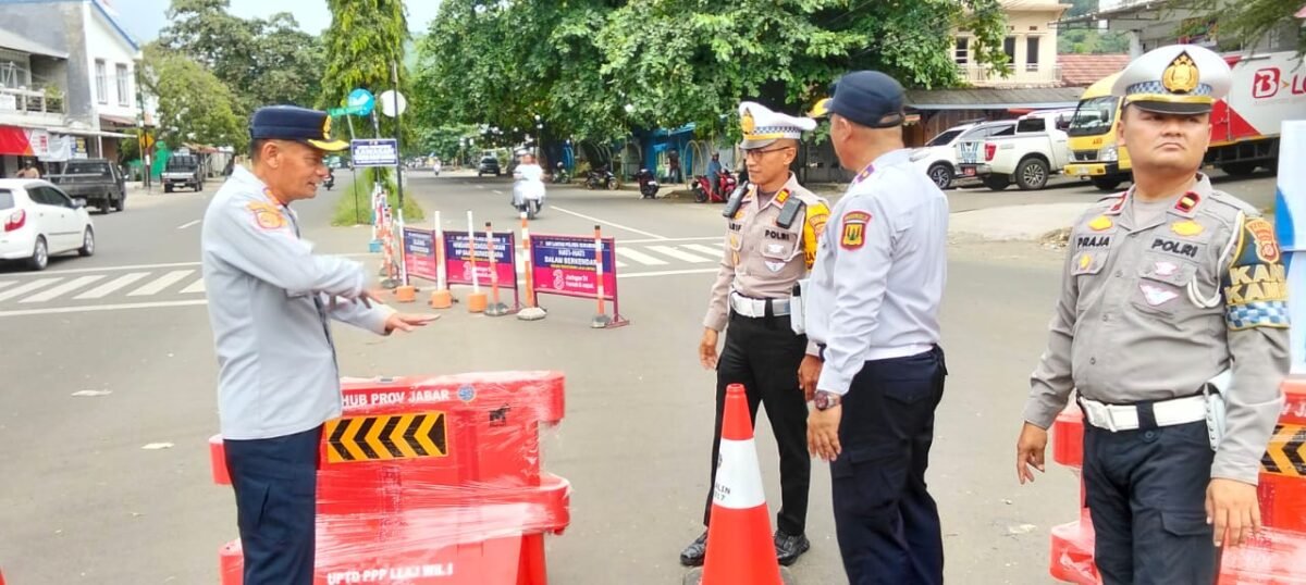 Rekayasa lalu lintas dilakukan di Simpang Damkar, Sukabumi, dengan pemasangan bunderan sementara sebagai solusi mengatasi kemacetan akibat traffic light yang sedang dalam perbaikan.