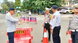 Rekayasa lalu lintas dilakukan di Simpang Damkar, Sukabumi, dengan pemasangan bunderan sementara sebagai solusi mengatasi kemacetan akibat traffic light yang sedang dalam perbaikan.