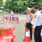 Rekayasa lalu lintas dilakukan di Simpang Damkar, Sukabumi, dengan pemasangan bunderan sementara sebagai solusi mengatasi kemacetan akibat traffic light yang sedang dalam perbaikan.
