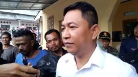 Wakil Bupati Sukabumi, H. Andreas, turun langsung meninjau PT Golden dan lokasi banjir lumpur di Desa Cihaur, yang berdampak pada lahan pertanian warga. Ia meminta aktivitas perusahaan dihentikan sementara sambil menunggu hasil kajian dari pihak provinsi.